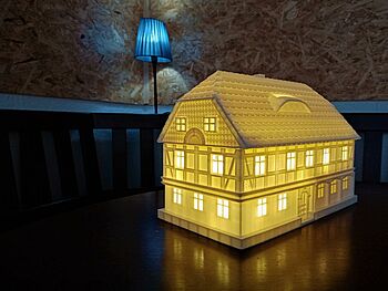 Beleuchtetes Miniaturmodell eines Umgebindehauses aus dem 3D-Drucker